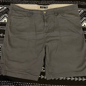 Mens IZOD flat front shorts - size 38 stretch fit.